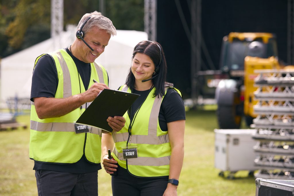 Técnicos de sonido trabajando