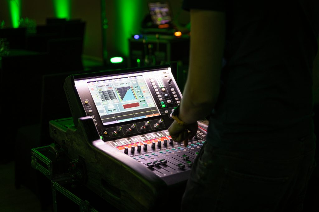 Técnico de sonido trabajando